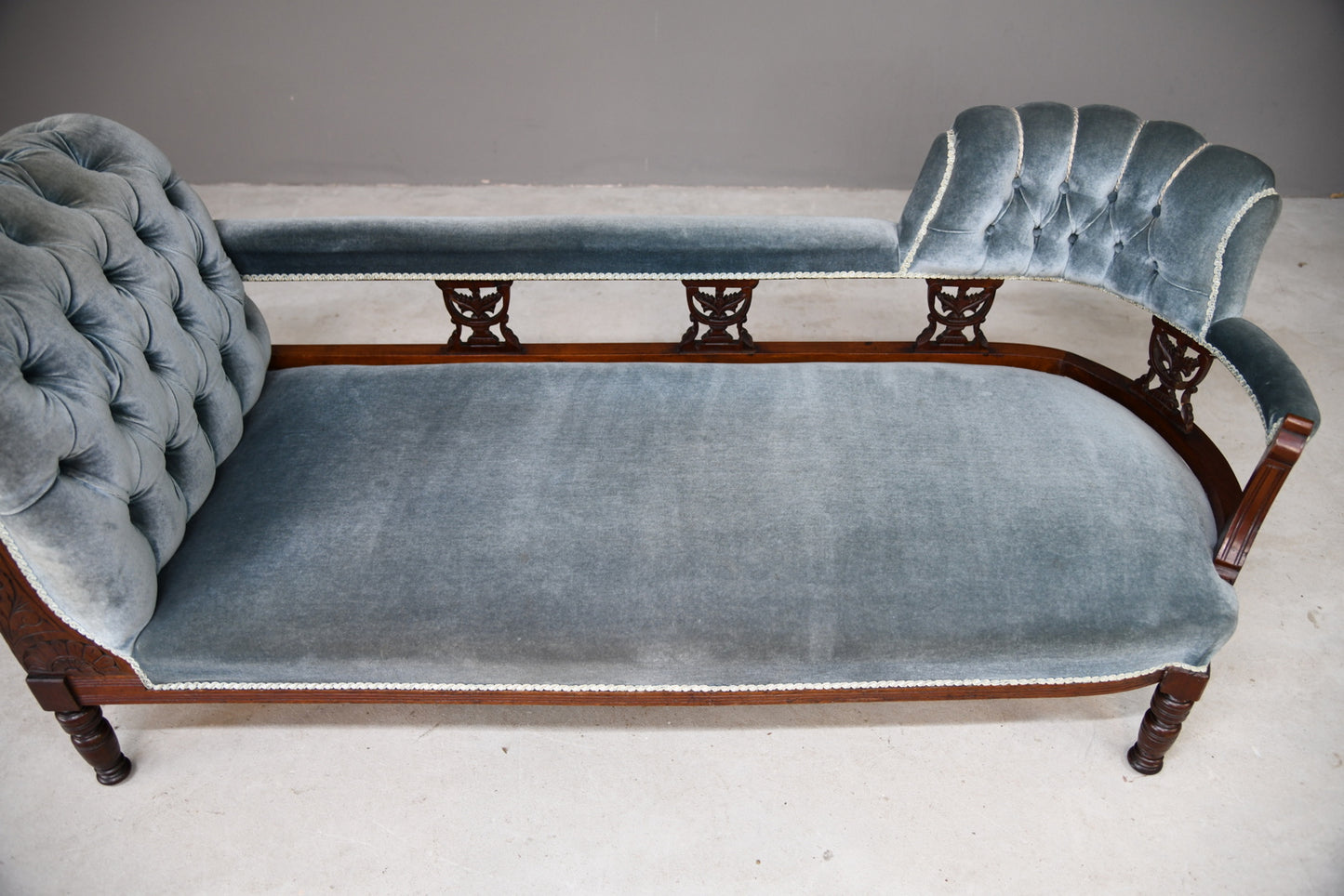 Victorian Upholstered Button Back Chaise Longue