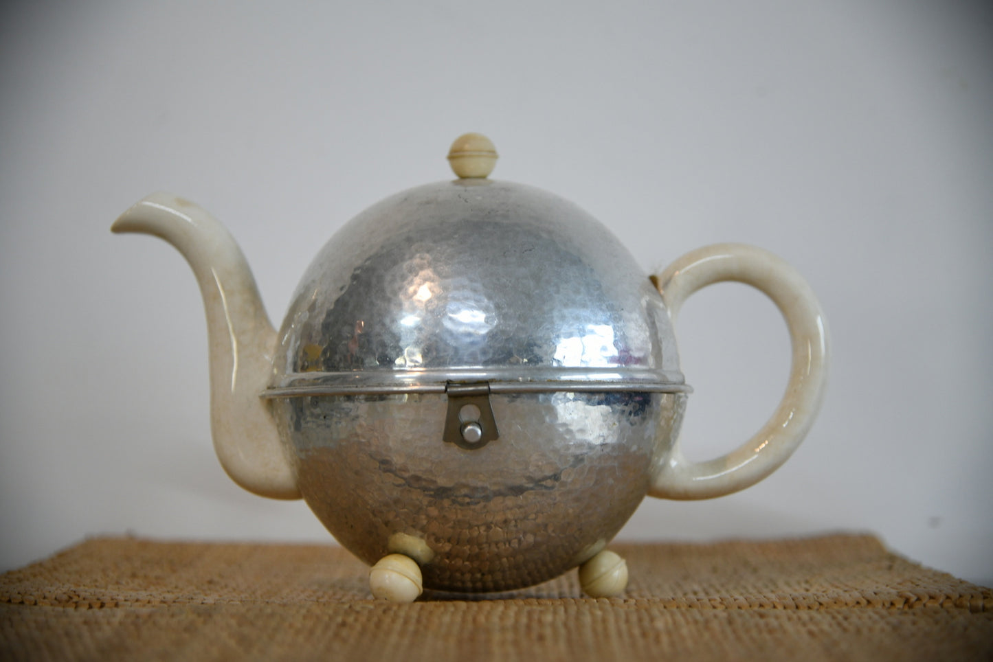 Vintage Insulated Teapot Deco
