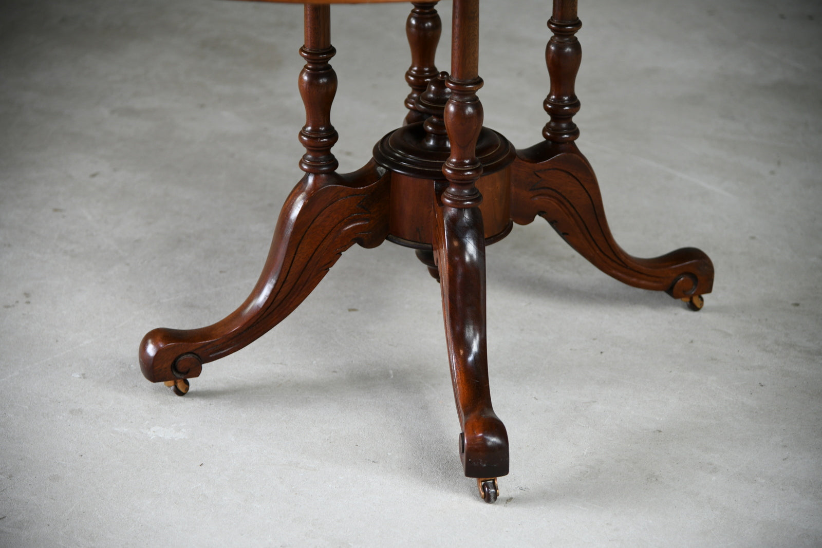 Victorian Oval Snap Top Centre / Dining Table