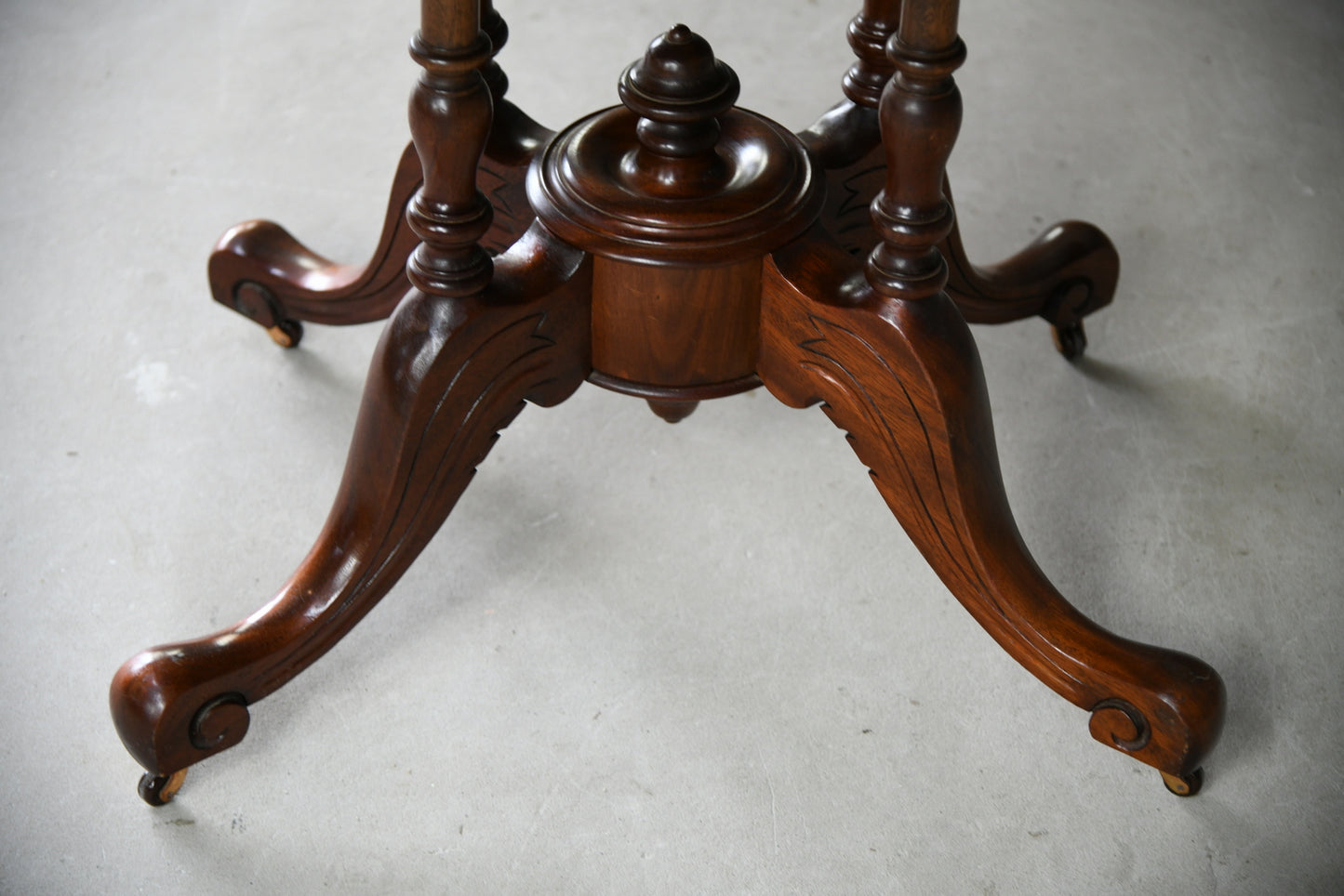 Victorian Oval Snap Top Centre / Dining Table