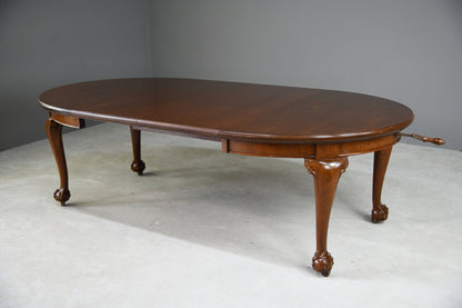 Antique Oval Mahogany Extending Dining Table