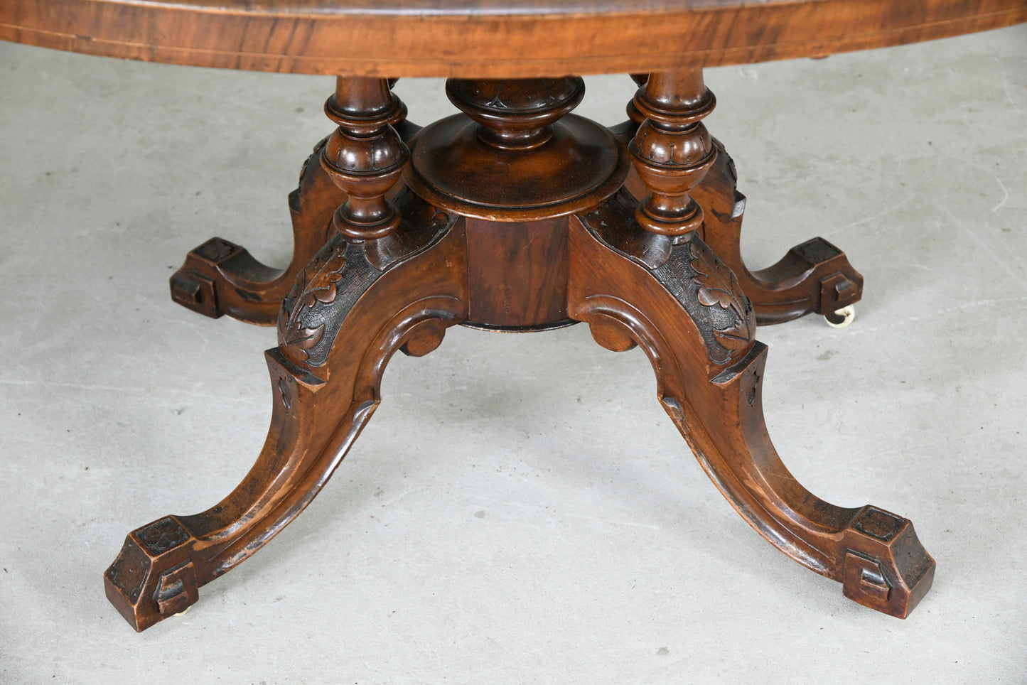 Antique Victorian Walnut Oval Table