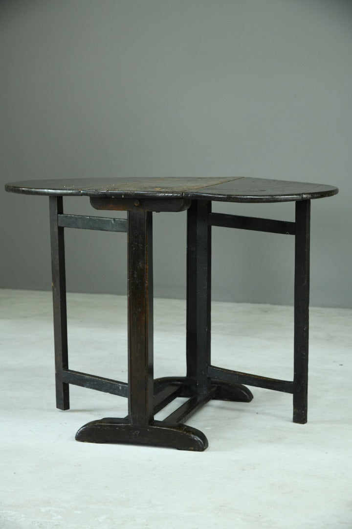 Early 18th Century Oak Drop Leaf Table