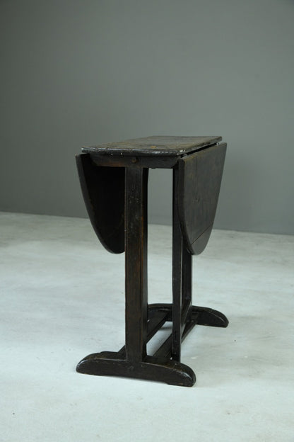 Early 18th Century Oak Drop Leaf Table