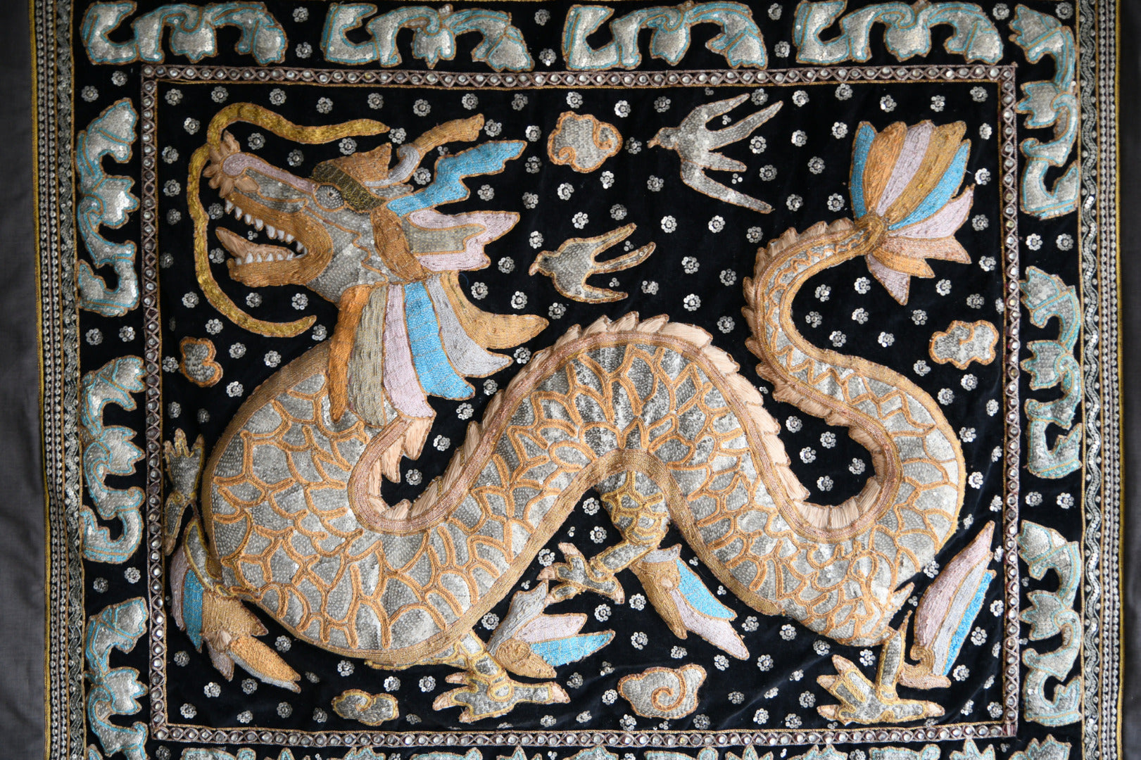 「カラガ（Kalaga）」刺繍ヴィンテージ・タペストリー Kalaga Tapestry – Kernow Furniture