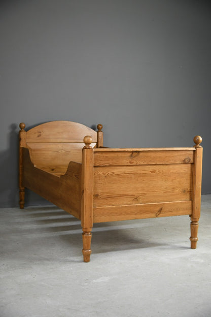 EARLY 20TH CENTURY EUROPEAN PINE BED