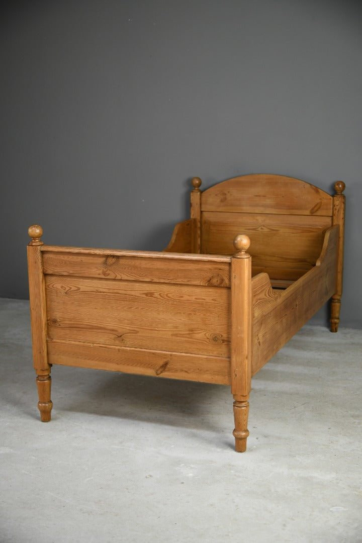 EARLY 20TH CENTURY EUROPEAN PINE BED