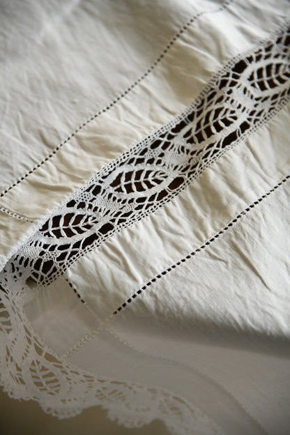 Good Quality Lace and Linen Tablecloth