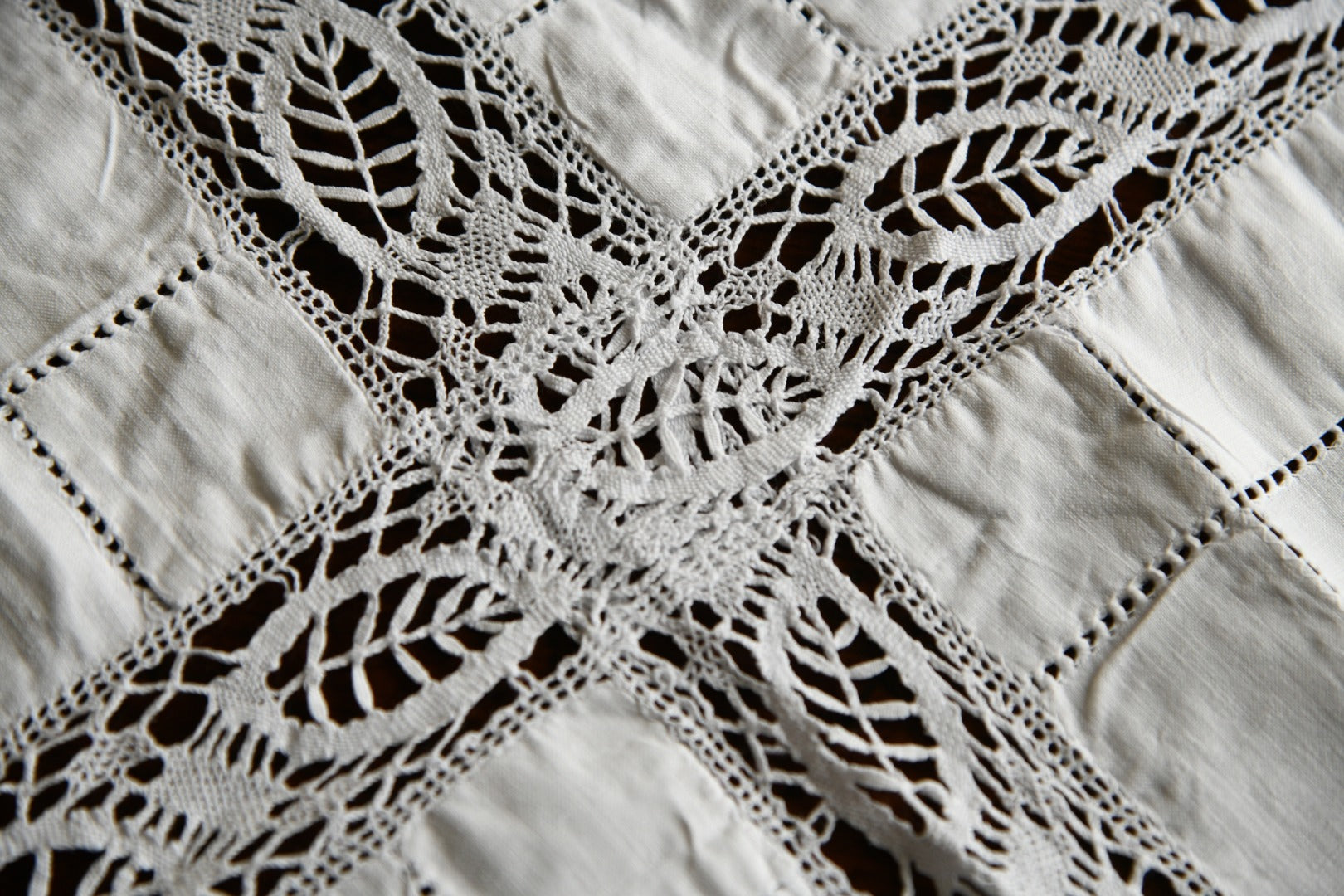 Good Quality Lace and Linen Tablecloth