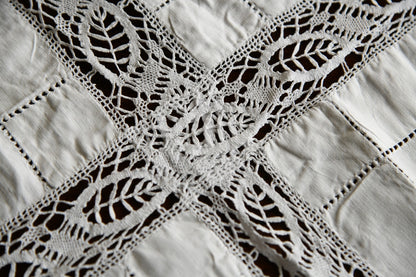 Good Quality Lace and Linen Tablecloth