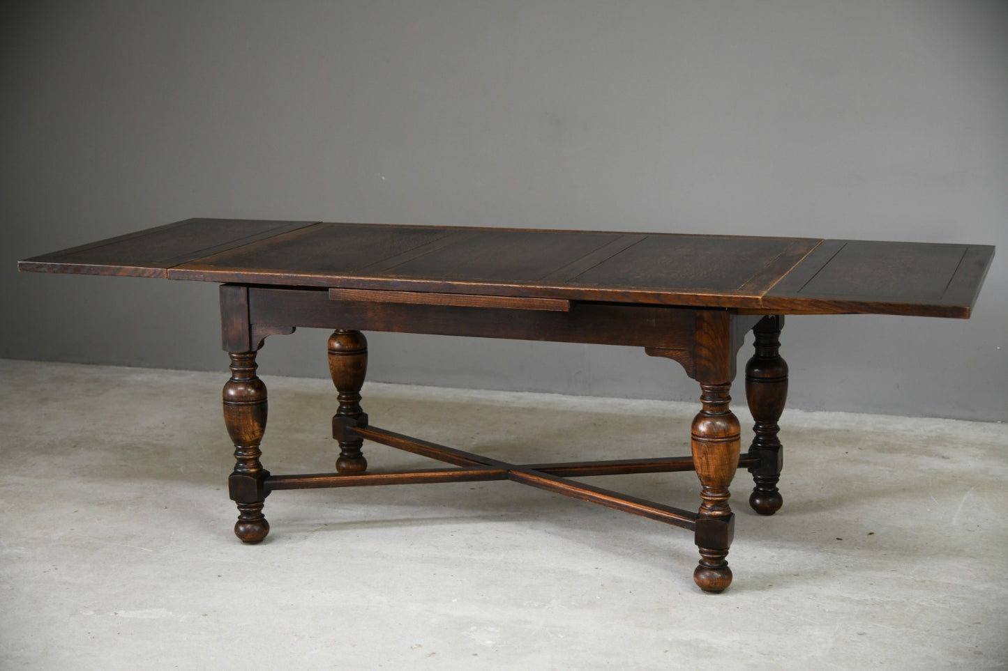 Early 20th Century Oak Extending Dining Table