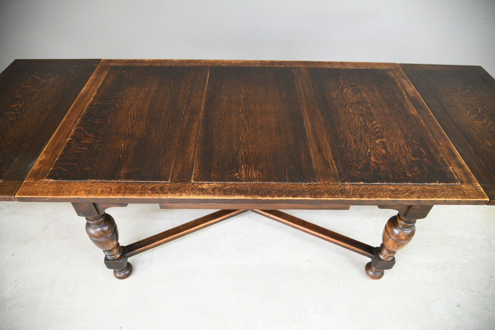 Early 20th Century Oak Extending Dining Table