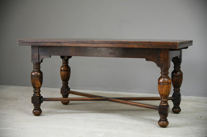 Early 20th Century Oak Extending Dining Table