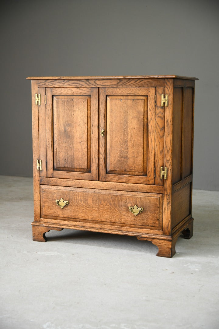 Traditional Style Oak TV Cabinet