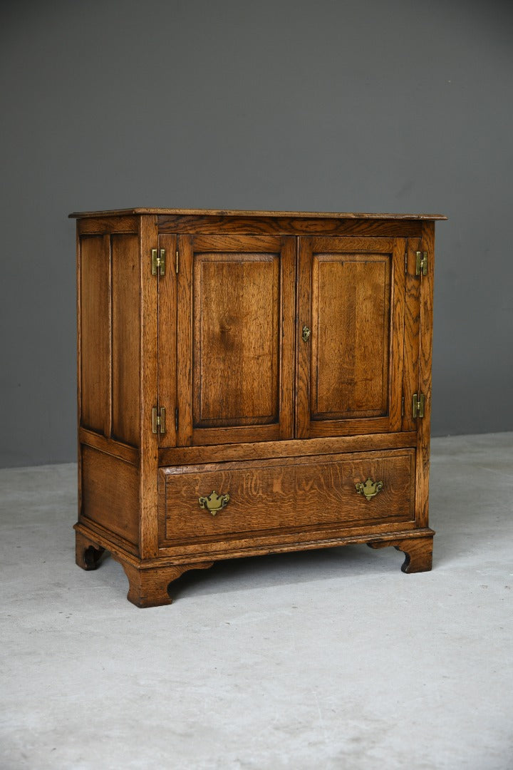 Traditional Style Oak TV Cabinet