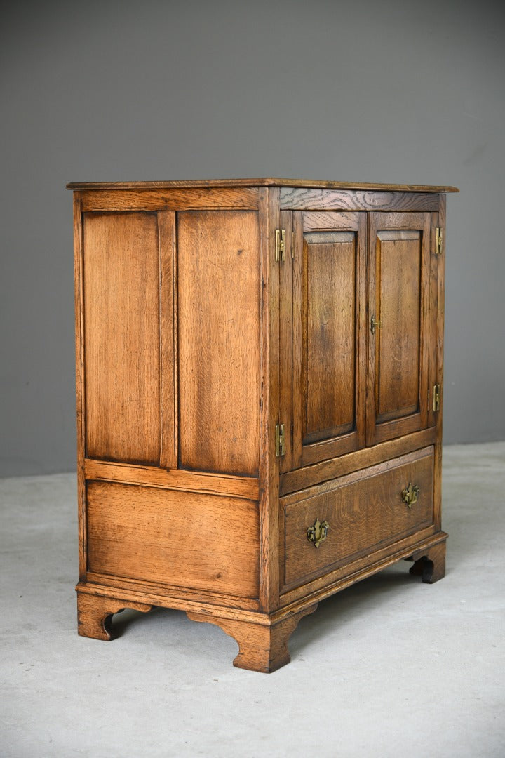 Traditional Style Oak TV Cabinet