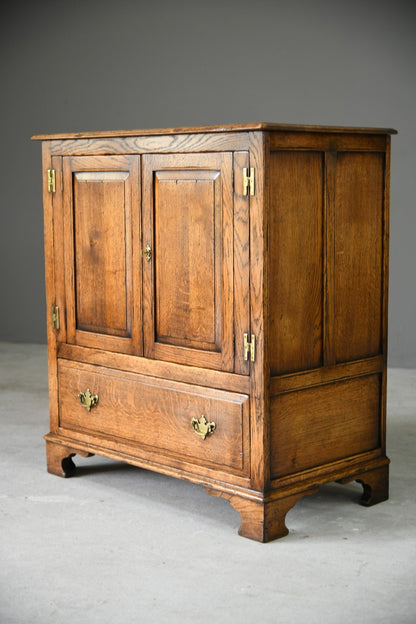 Traditional Style Oak TV Cabinet