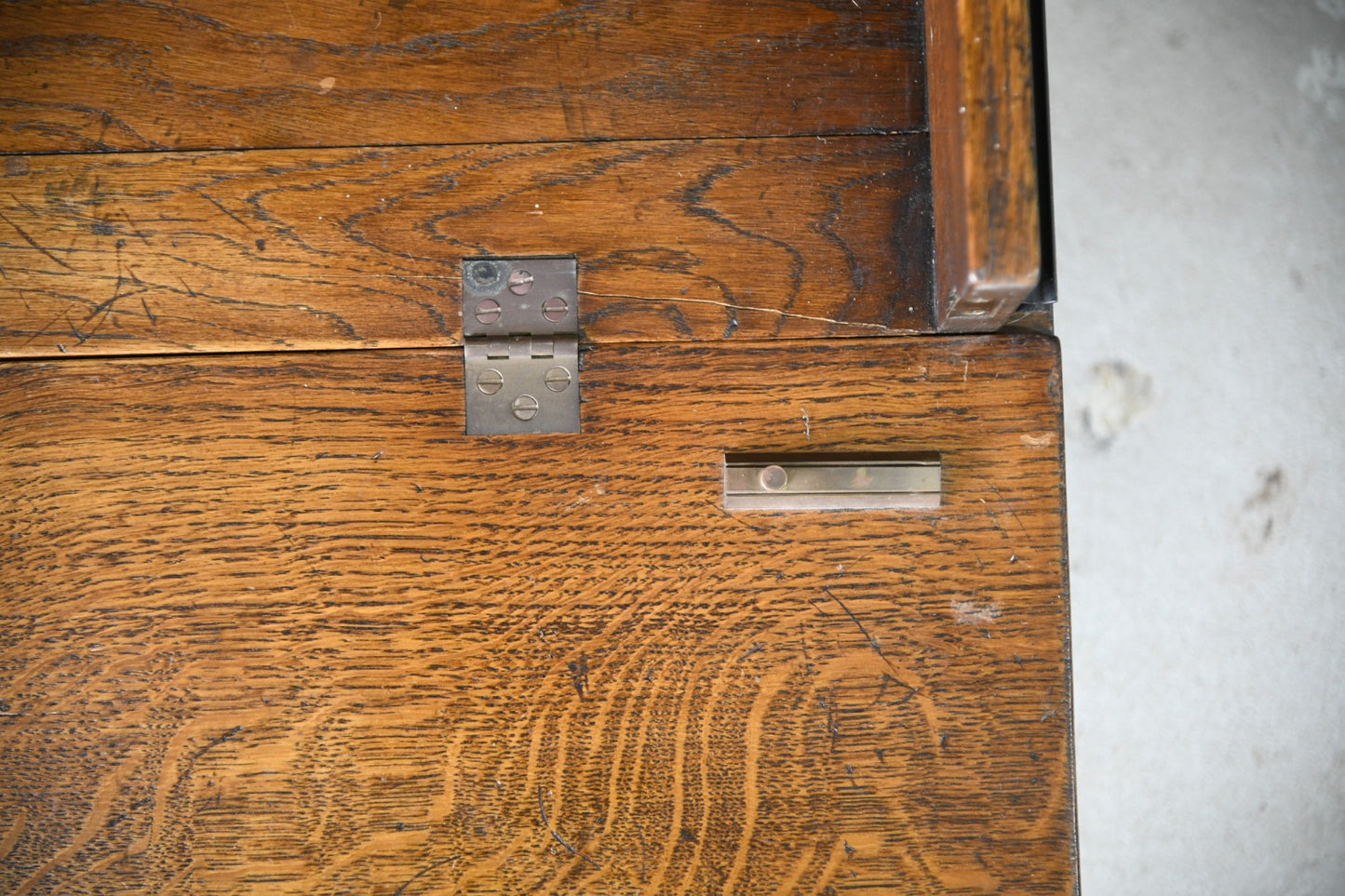 Traditional Style Oak TV Cabinet