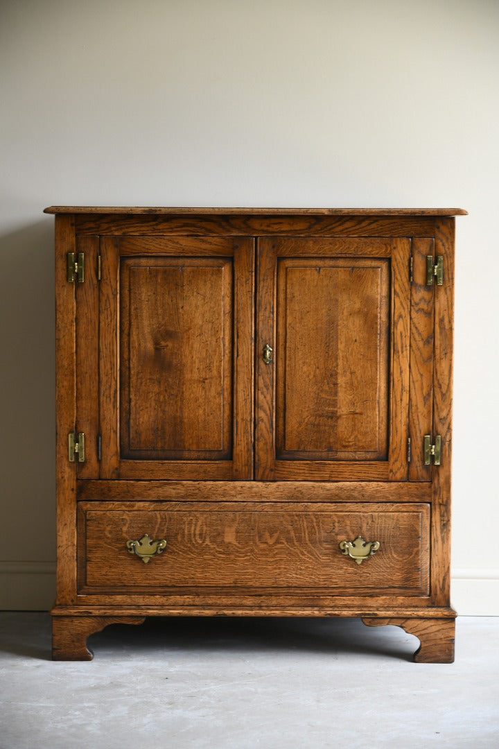 Traditional Style Oak TV Cabinet