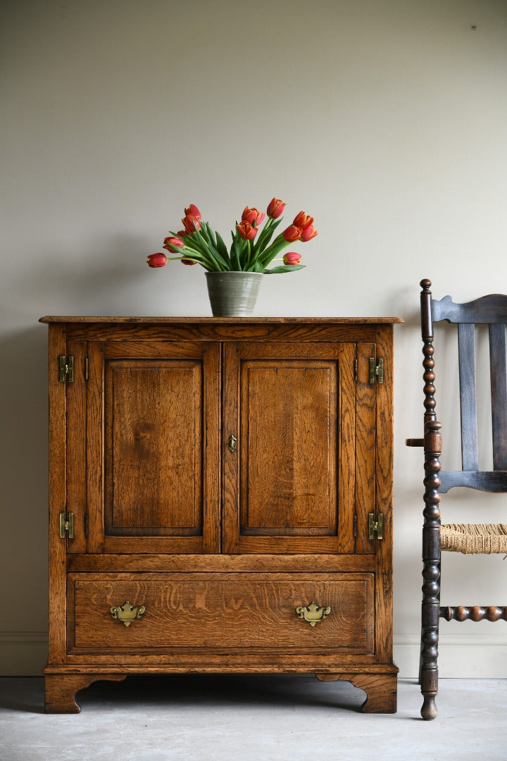 Traditional Style Oak TV Cabinet