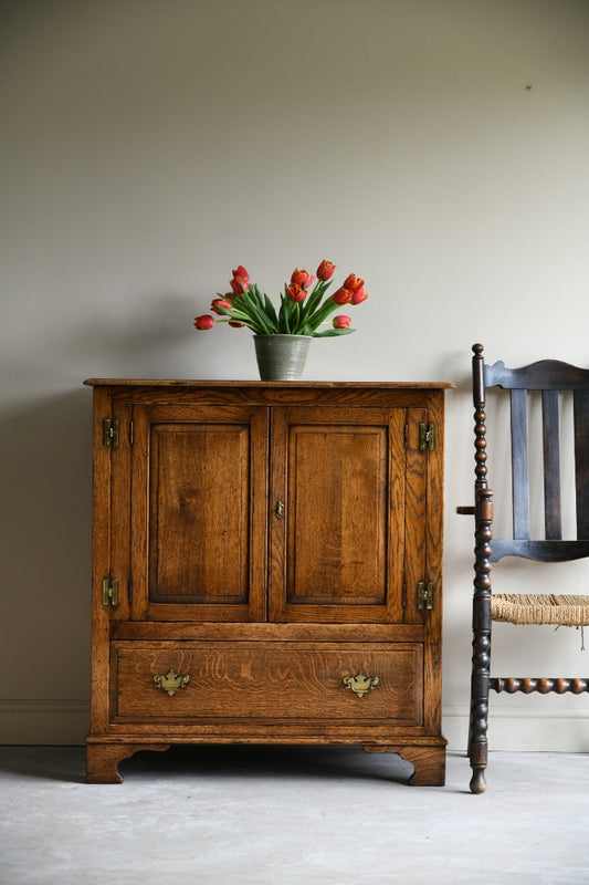 Traditional Style Oak TV Cabinet