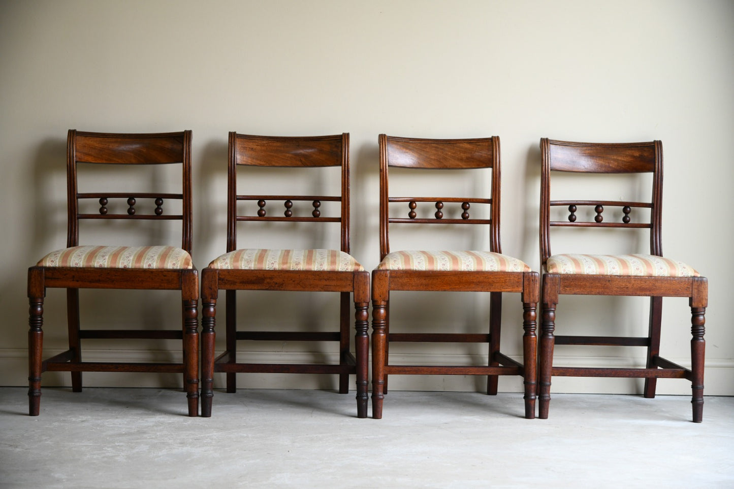 Set 4 Antique Mahogany Bar Back Dining Chairs