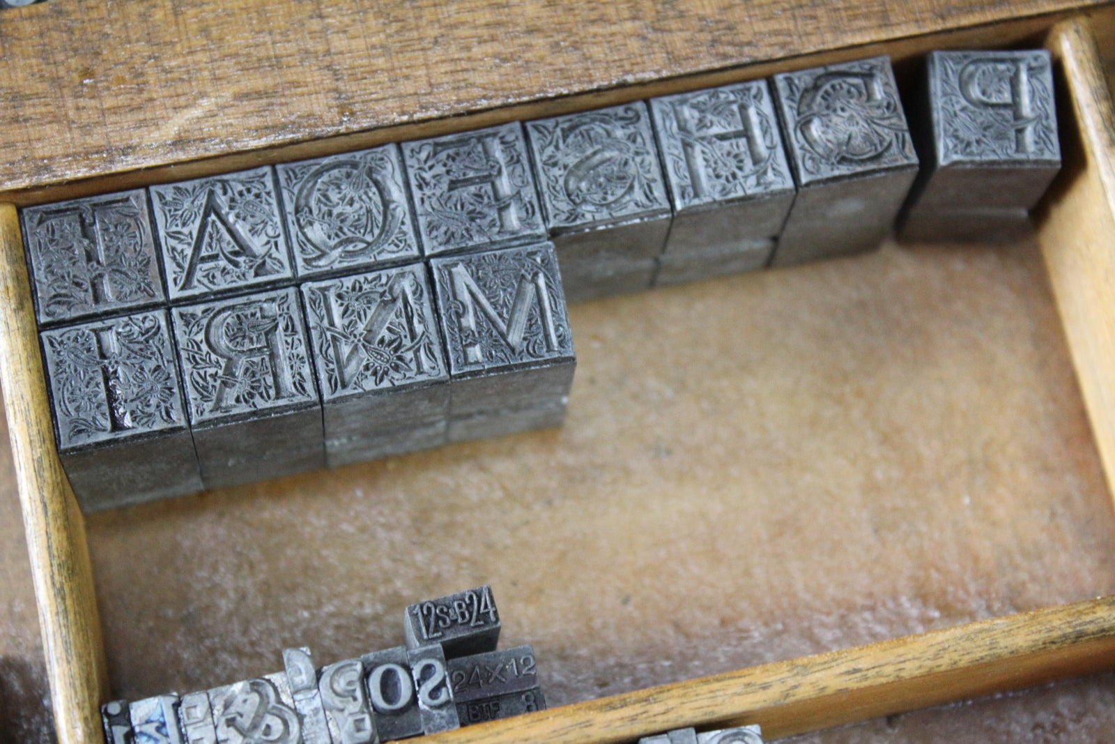 Antique Printers Tray & Letters - Kernow Furniture