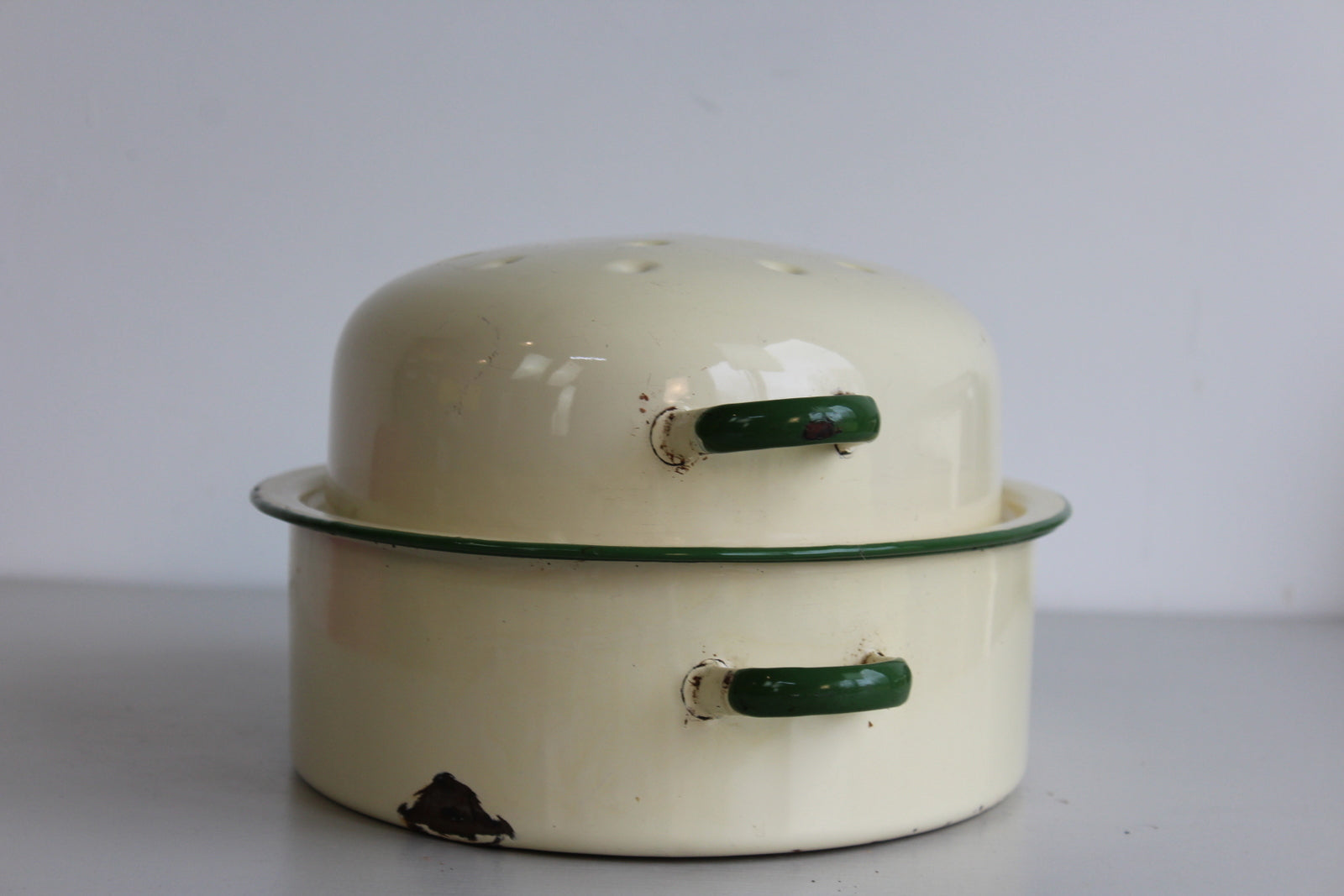 Vintage Cream Enamel Roaster - Kernow Furniture