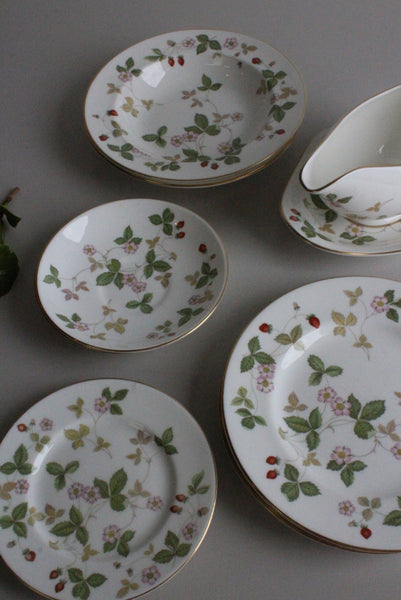 Wedgwood Wild Strawberry Gravy Boat Bowls Plates – Kernow Furniture