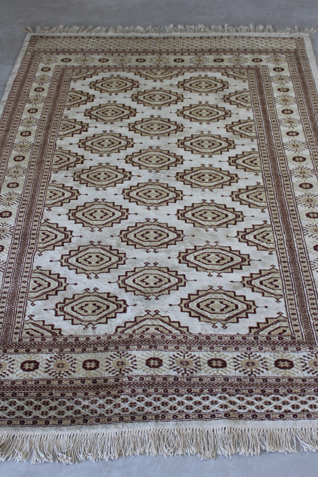 Cream & Beige Pakistan Rug - Kernow Furniture