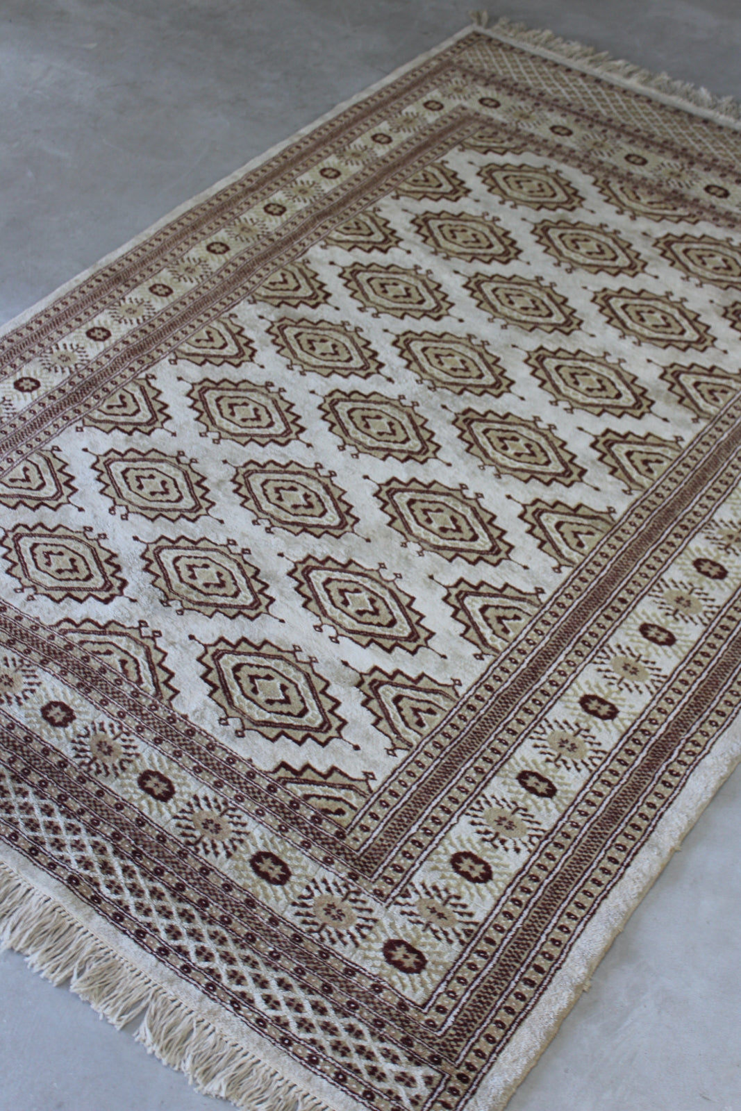 Cream & Beige Pakistan Rug - Kernow Furniture