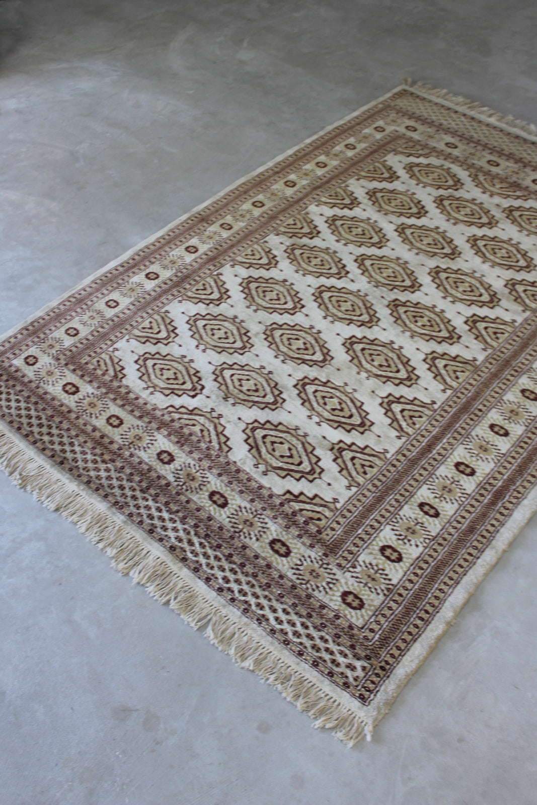 Cream & Beige Pakistan Rug - Kernow Furniture