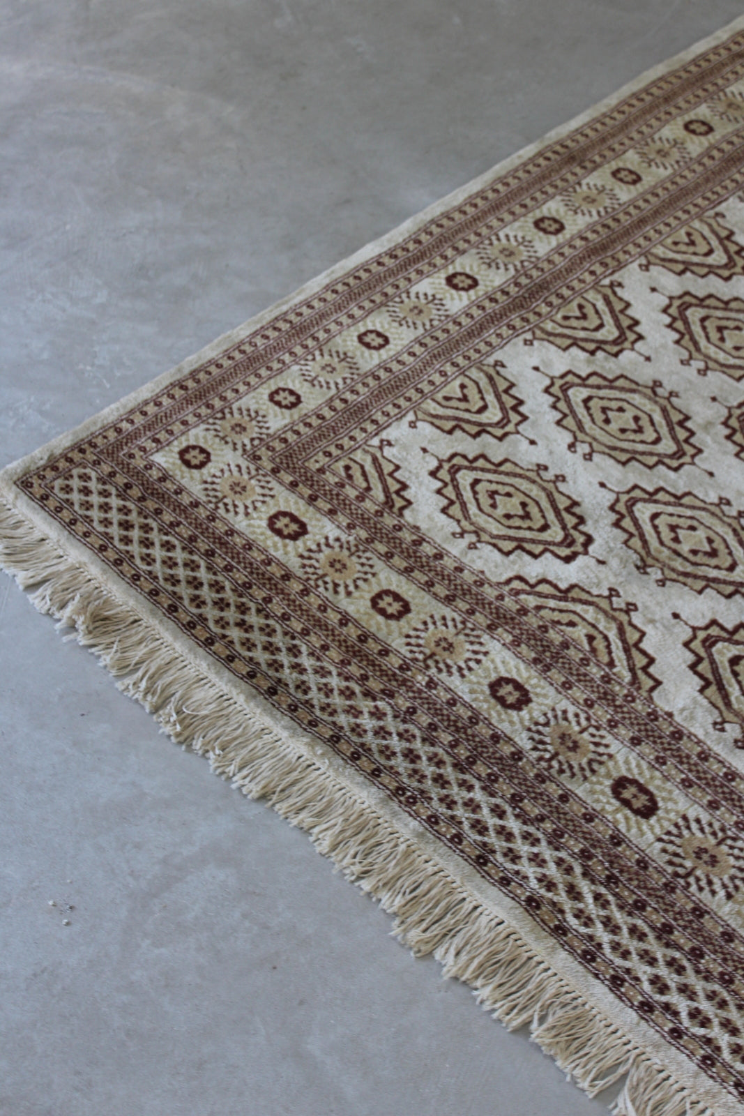 Cream & Beige Pakistan Rug - Kernow Furniture