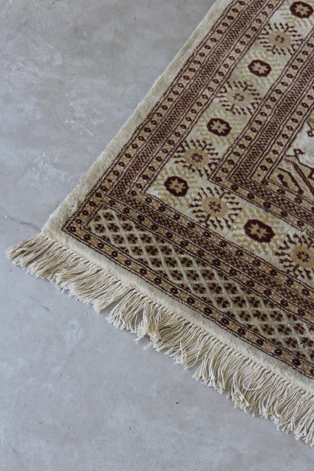 Cream & Beige Pakistan Rug - Kernow Furniture