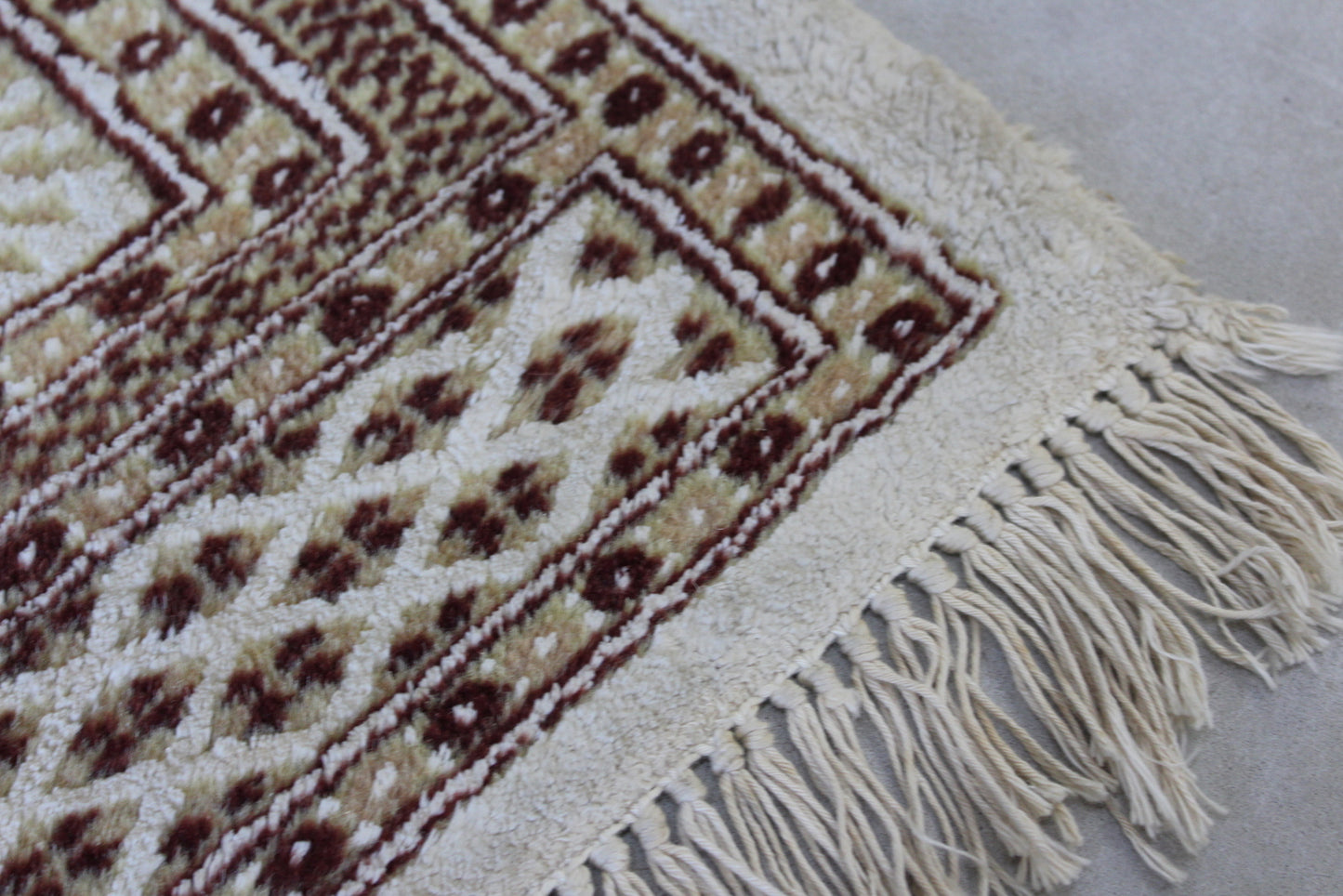 Cream & Beige Pakistan Rug - Kernow Furniture