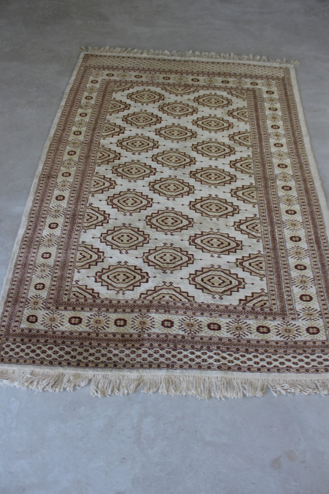 Cream & Beige Pakistan Rug - Kernow Furniture