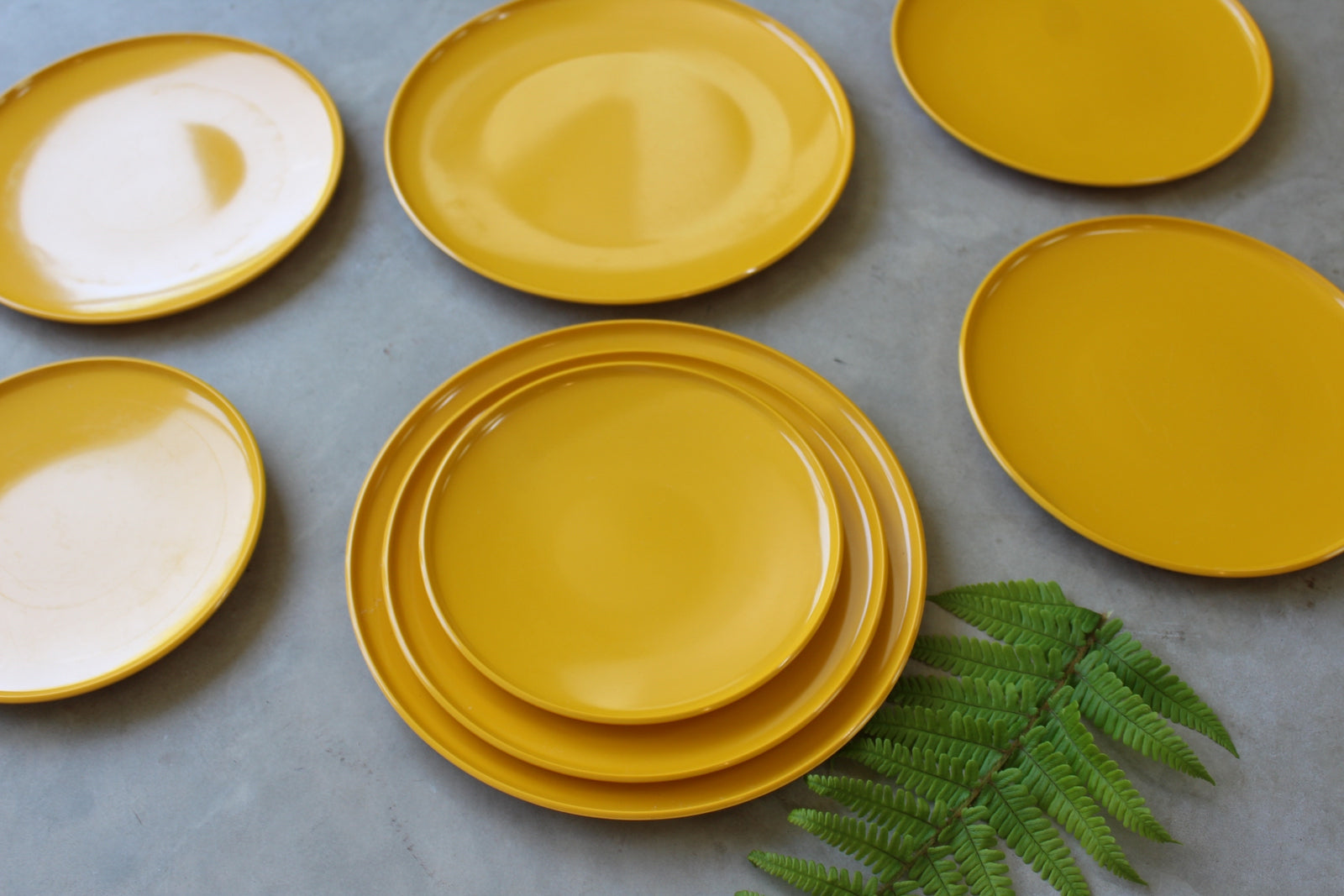 Retro Encore Yellow Plastic Plates - Kernow Furniture