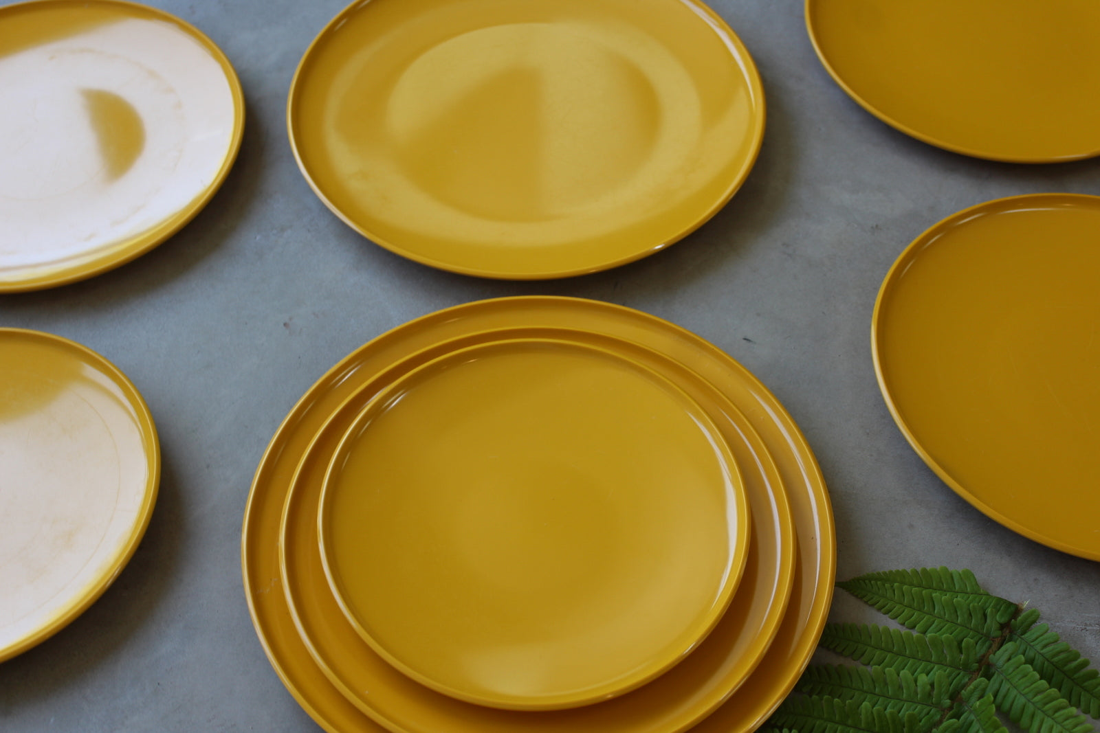 Retro Encore Yellow Plastic Plates - Kernow Furniture