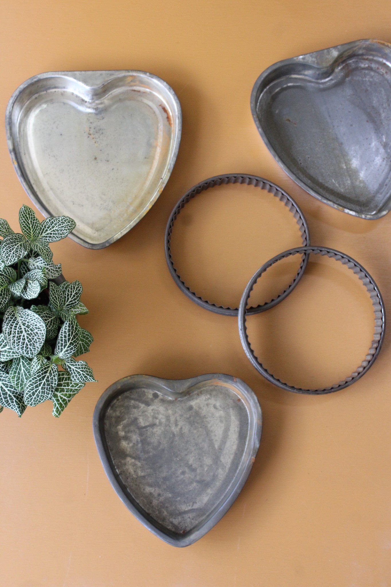 Vintage Heart Cake Tins & Pastry Cutter - Kernow Furniture