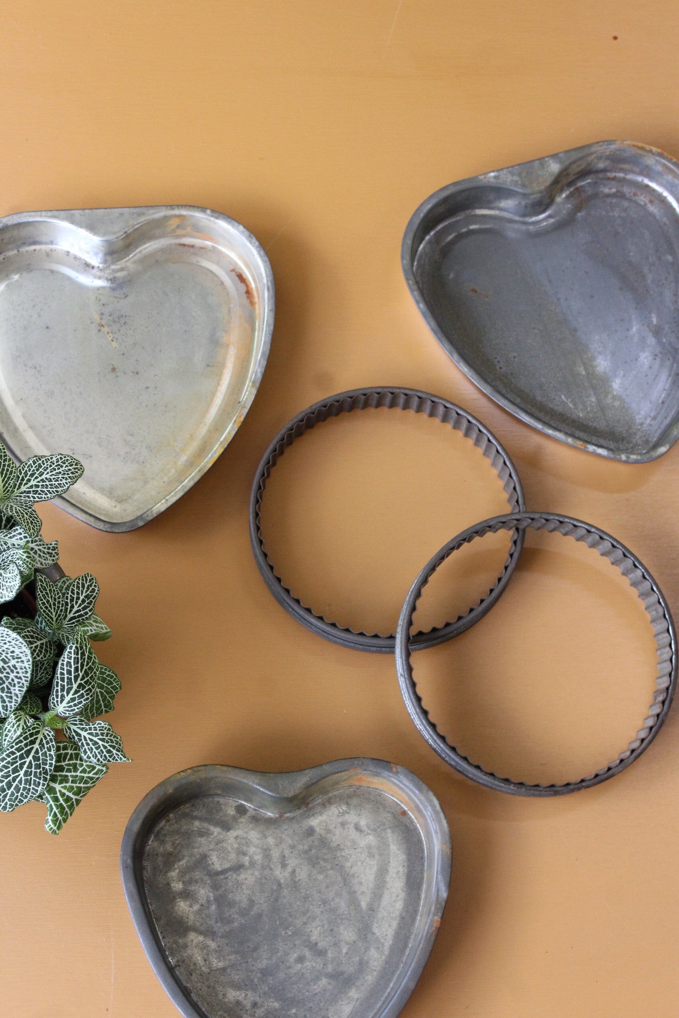 Vintage Heart Cake Tins & Pastry Cutter - Kernow Furniture