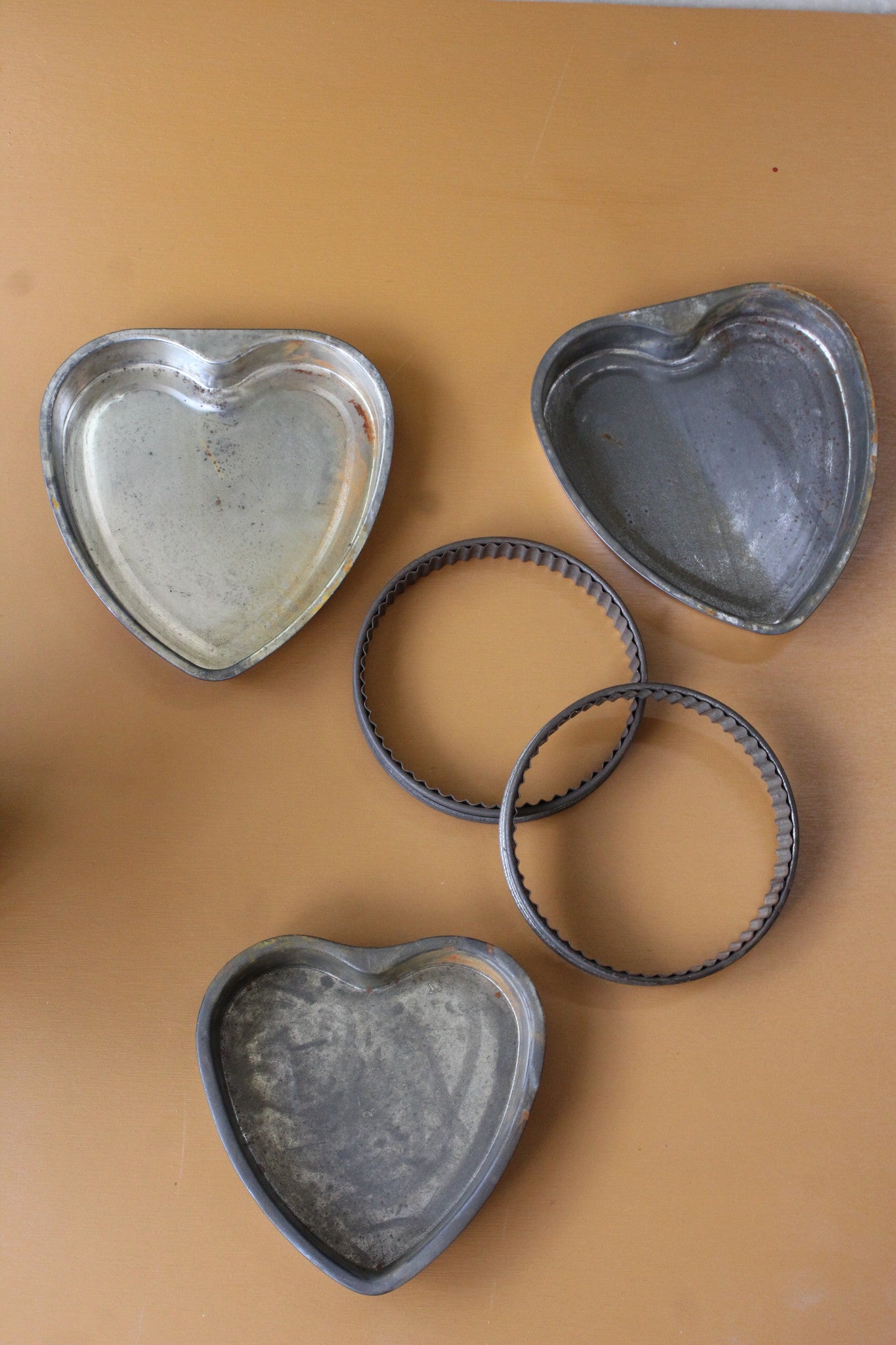 Vintage Heart Cake Tins & Pastry Cutter - Kernow Furniture