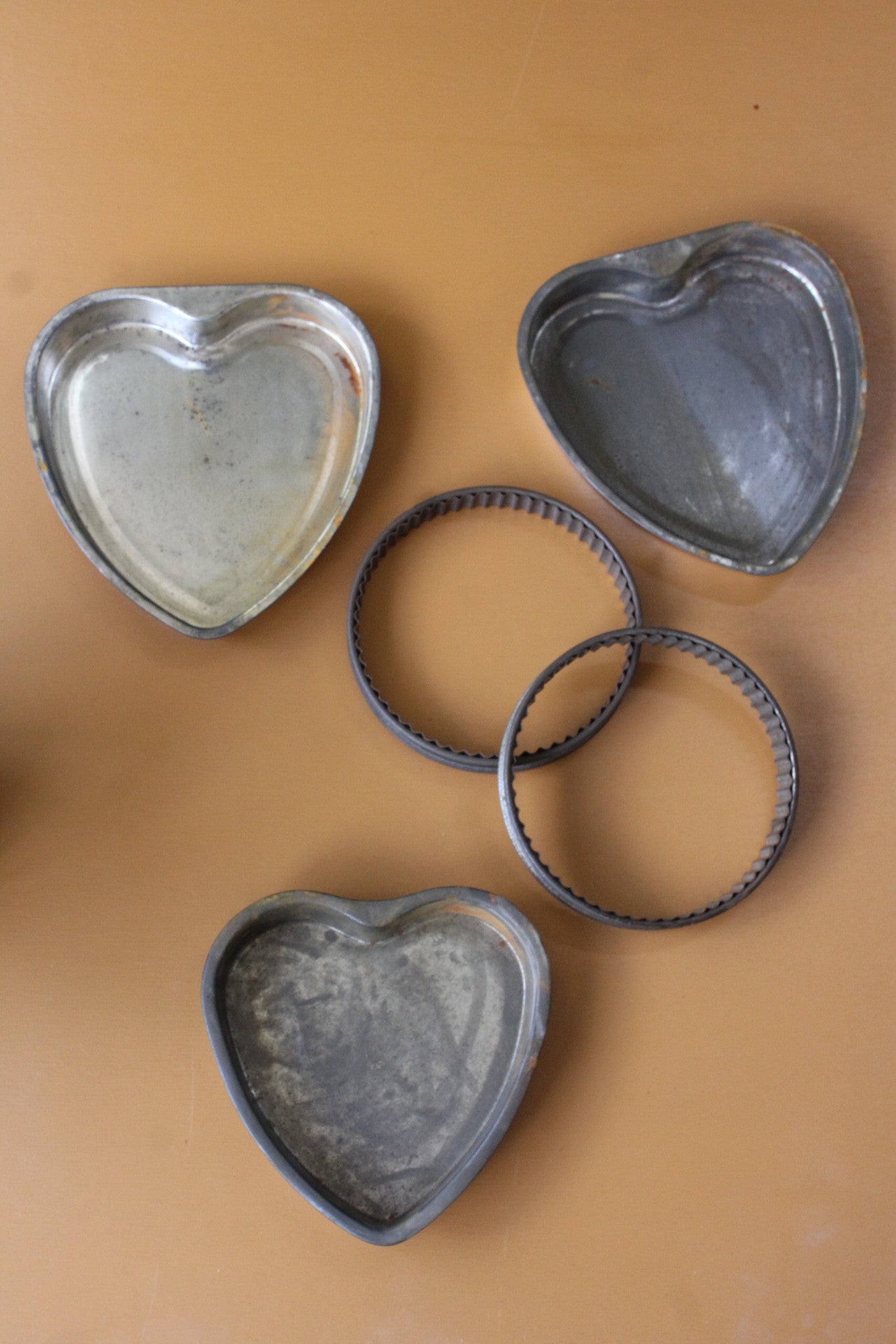 Vintage Heart Cake Tins & Pastry Cutter - Kernow Furniture