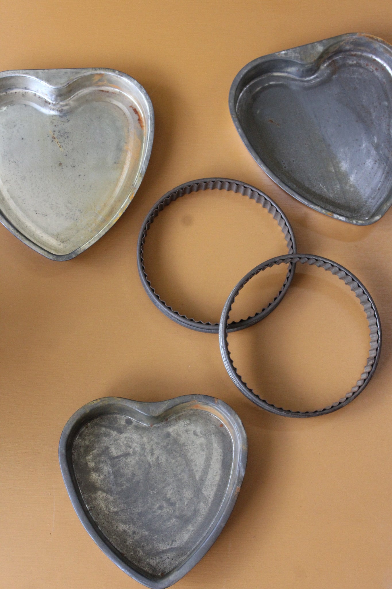 Vintage Heart Cake Tins & Pastry Cutter - Kernow Furniture