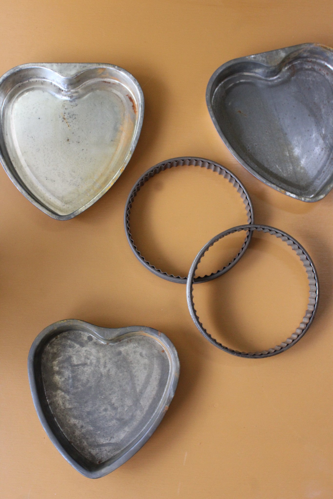 Vintage Heart Cake Tins & Pastry Cutter - Kernow Furniture